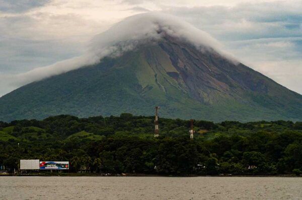 Volcán Masaya : Lago de lava. El más activo de Nicaragua - Furgo en ruta